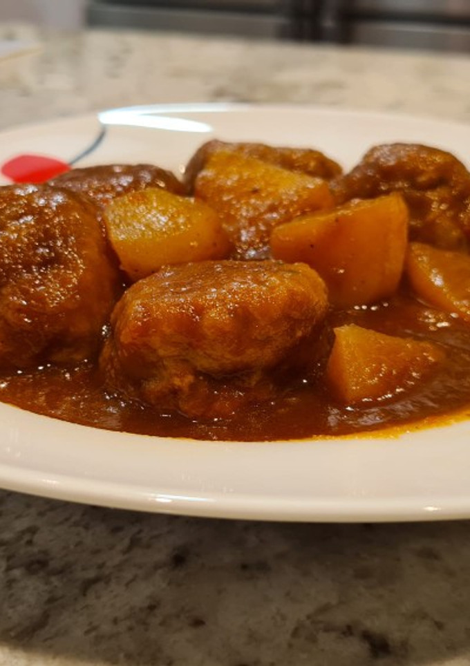 Una foto de Albóndigas con jamón en salsa de Pedro Ximénez con patatas