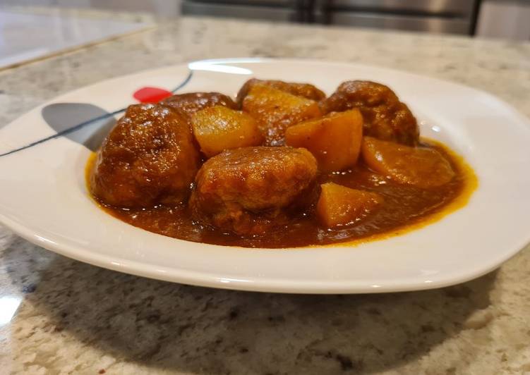Albóndigas con jamón en salsa de Pedro Ximénez con patatas