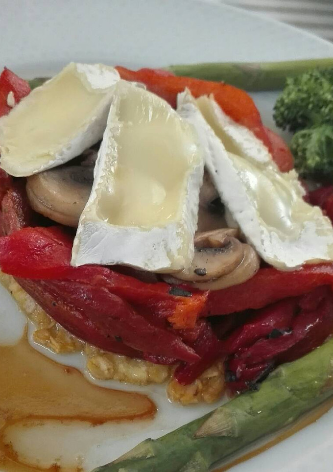 Una foto de Revuelto de champiñones, pimiento y queso brie gratinado