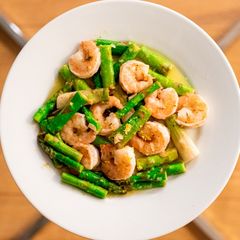Stir-fried prawns and asparagus with salt and lemon A picture of Stir-fried prawns and asparagus with salt and lemon.