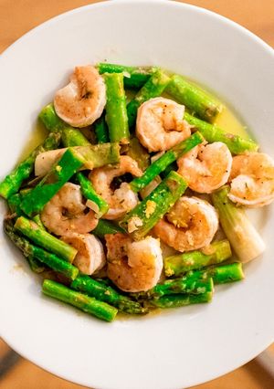 A picture of Stir-fried prawns and asparagus with salt and lemon.