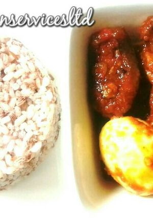 A picture of Ofada rice served with ofada sauce also known as ayamase.