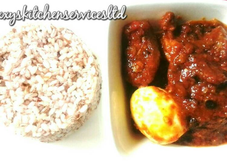 Ofada rice served with ofada sauce also known as ayamase
