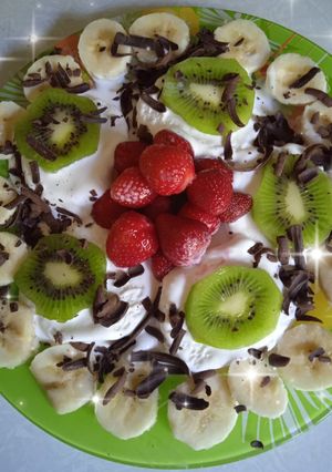 Фото Фруктовая тарелка с мороженым 🍨.