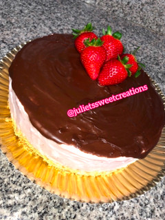 Una foto de Tarta fría de fresas 🍓 con base de galletas 🍪 - sin horno