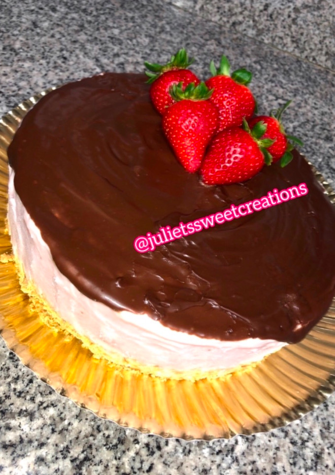 Una foto de Tarta fría de fresas 🍓 con base de galletas 🍪 - sin horno