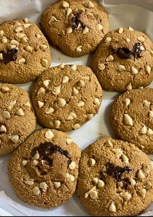 Una foto de Galletas de avena y maní con relleno de chocolate 💘