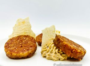 Foto di Cotechino Croccante con Hummus di Cannellini e Pane Carasau Gluten Free