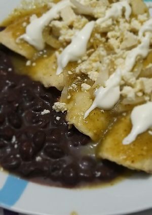 Una foto de Enchiladas de vegetales y huevo