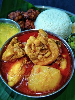 আলু দিয়ে চিকেনের ঝোল(aloo diye chickener jhol recipe in Bengali) রেসিপির প্রধান ছবি