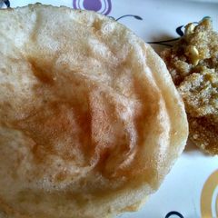A picture of Halwa puri.