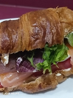 Una foto de Croissant y ahumados