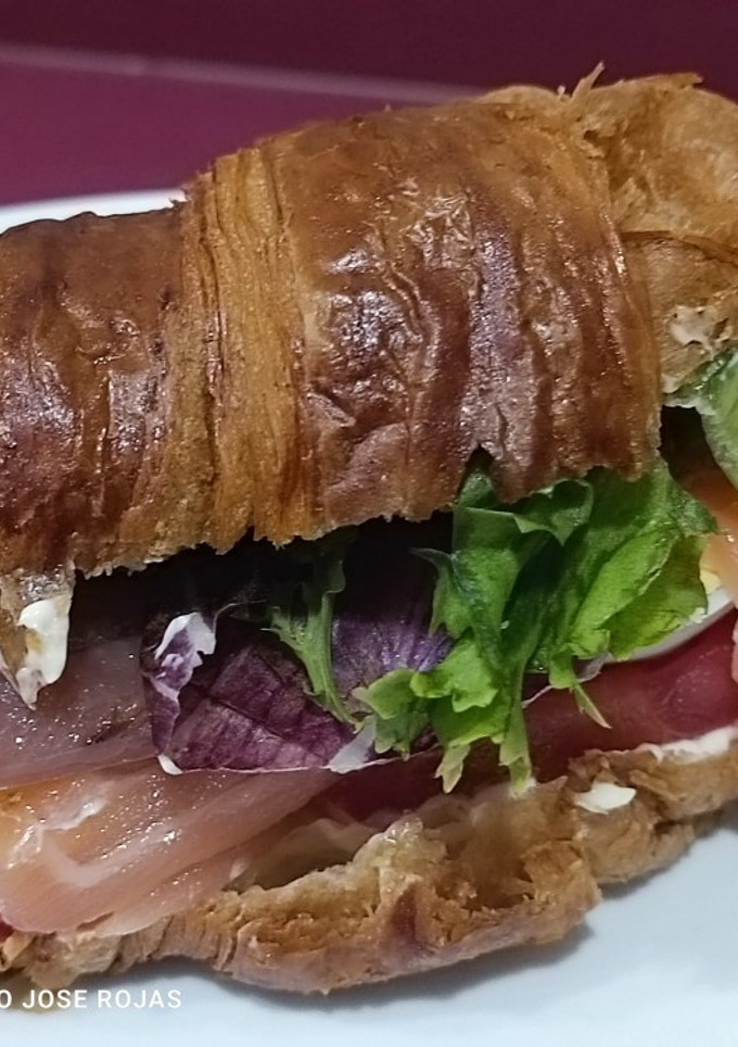 Una foto de Croissant y ahumados