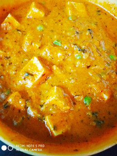 A picture of Matar paneer curry.