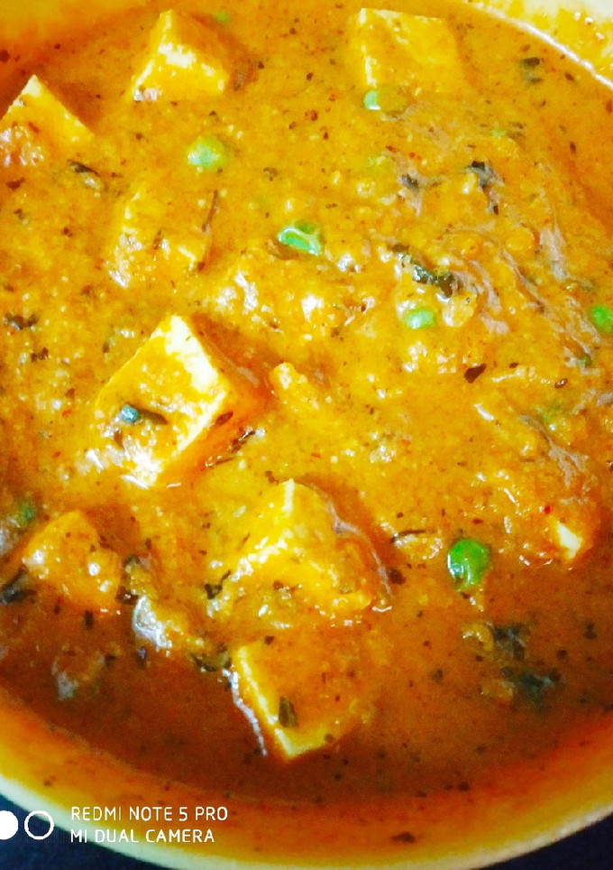 A picture of Matar paneer curry.