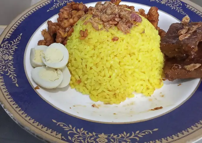 Nasi kuning Cepat dan Mudah (dari nasi kemarin)