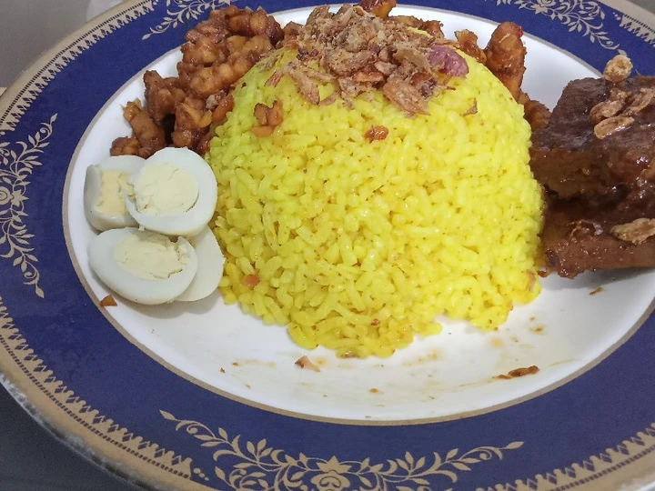 Langkah Gampang Menyiapkan Resep  Nasi kuning Cepat dan Mudah (dari nasi kemarin) yang Enak Banget, Menggugah Selera