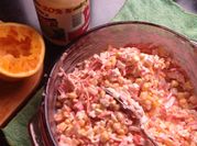 Una foto de ensalada de surimi con mayonesa