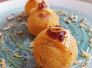 Una foto de bombas de papa con queso