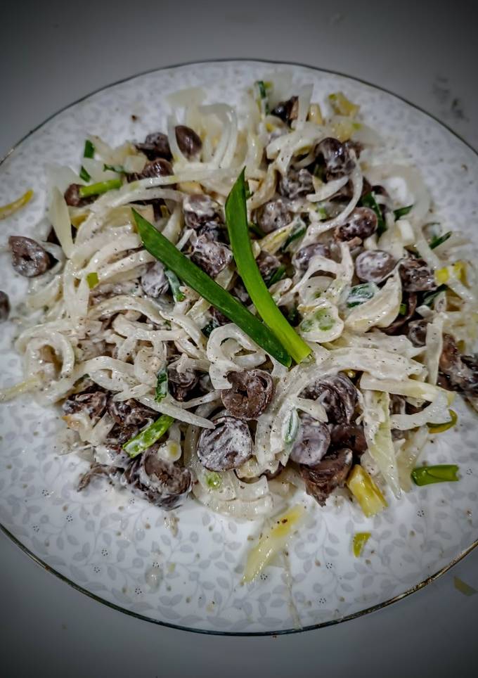 Салат з курячих сердець з цибулею
