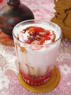 स्ट्रॉबेरी लस्सी (Strawberry Lassi recipe in hindi) रेसिपी मुख्य फोटो
