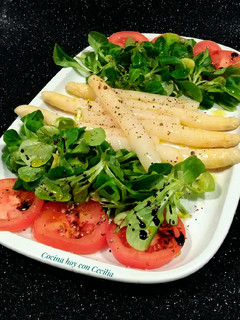 Una foto de Ensalada de espárragos, tomates y hojas tiernas