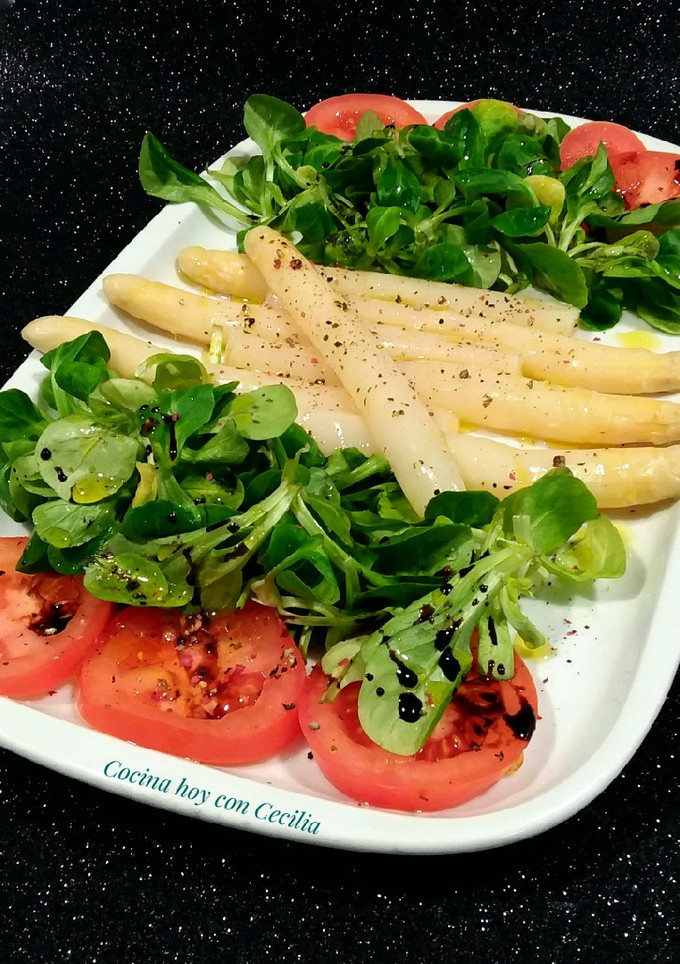 Una foto de Ensalada de espárragos, tomates y hojas tiernas