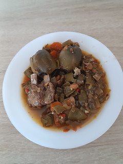 Una foto de Guiso de alcachofas con habas y costilla