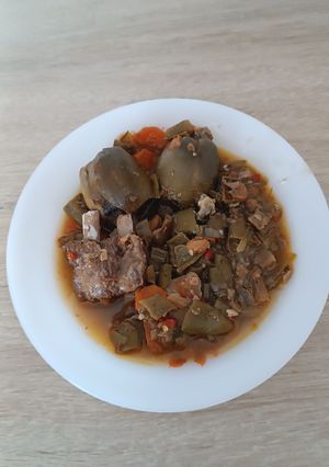 Una foto de Guiso de alcachofas con habas y costilla