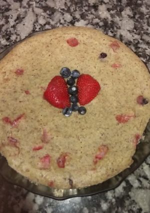 Una foto de Torta de harina de almendras con frutos rojos
