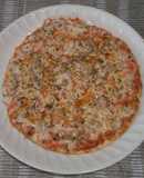 Pizza de pavo y queso de mezcla con orégano fresco