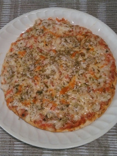 Una foto de Pizza de pavo y queso de mezcla con orégano fresco