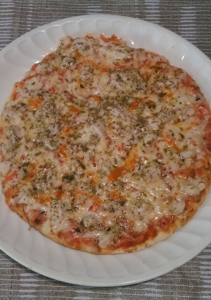Una foto de Pizza de pavo y queso de mezcla con orégano fresco