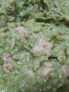Una foto de 33. Guacamole con atún