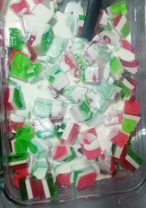 Una foto de Gelatina tricolor con crema
