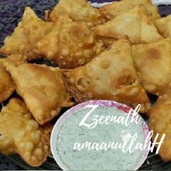 A picture of Khasta Aaloo Samosas.