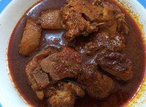 Una foto de Codillo de cerdo en chile guajillo preparado en olla de presión