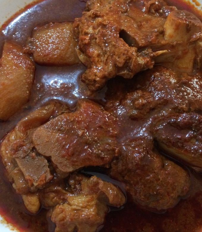 Una foto de Codillo de cerdo en chile guajillo preparado en olla de presión