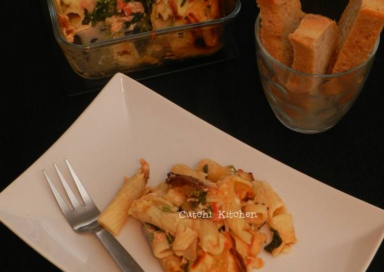 Simple Way to Prepare Yummy Chicken Spinach Pasta Bake