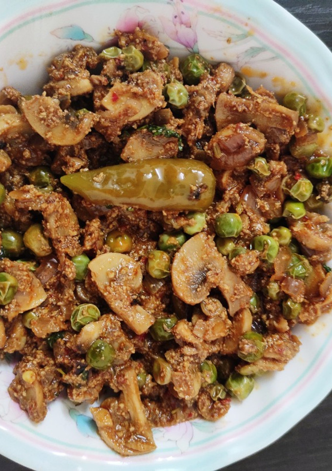 பச்சை பட்டாணி காளான் மசாலா (mutter mushroom masala) செய்முறை முக்கிய புகைப்படம்