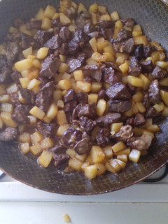 Una foto de Saura con patatas y vinagre