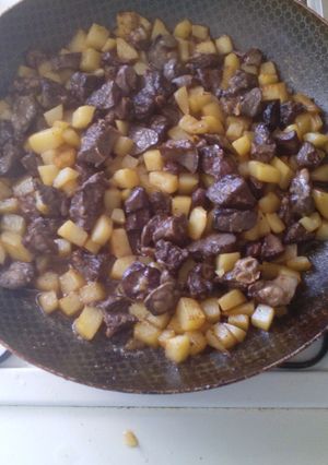 Una foto de Saura con patatas y vinagre