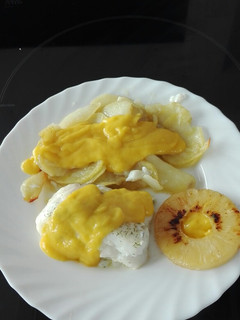 Una foto de Lomo de bacalao con crema de mango y piña