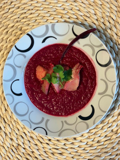 Una foto de Salmorejo de remolacha con alcachofas