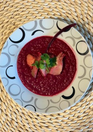 Foto principal de Salmorejo de remolacha con alcachofas