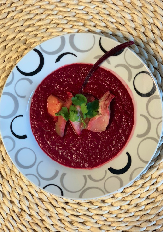 Una foto de Salmorejo de remolacha con alcachofas