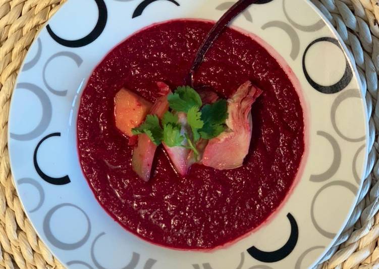 Salmorejo de remolacha con alcachofas