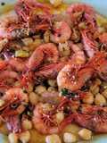 Garbanzos cocidos y gambas frescas
