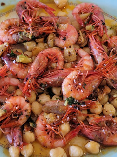 Una foto de Garbanzos cocidos y gambas frescas