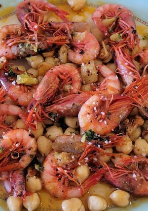 Una foto de Garbanzos cocidos y gambas frescas